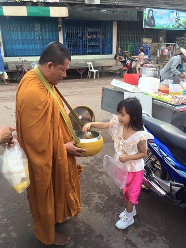 Bé gái làm tình nguyện viên ôm thi thể xương cốt người chết từ 2 tuổi ai cũng cảm phục