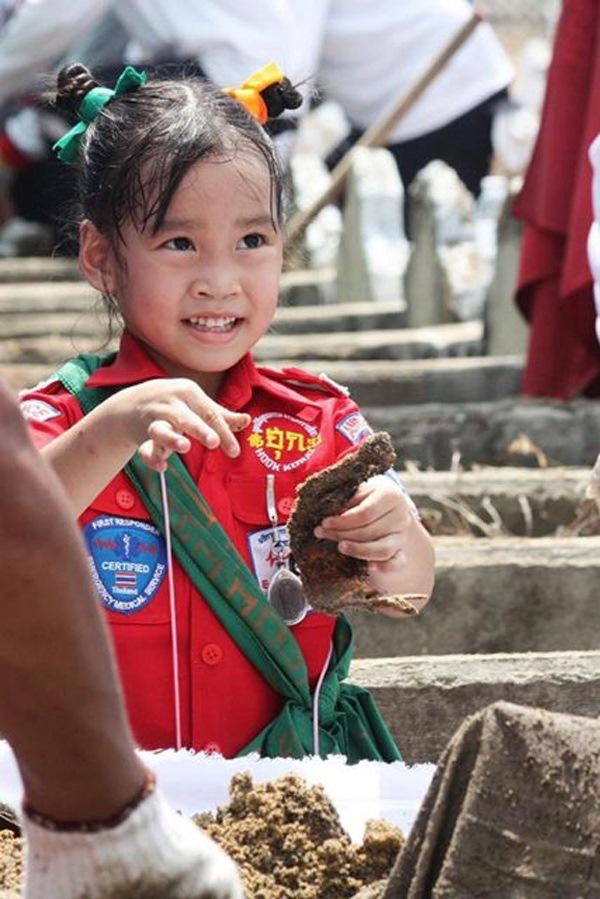 Bé gái làm tình nguyện viên ôm thi thể xương cốt người chết từ 2 tuổi ai cũng cảm phục