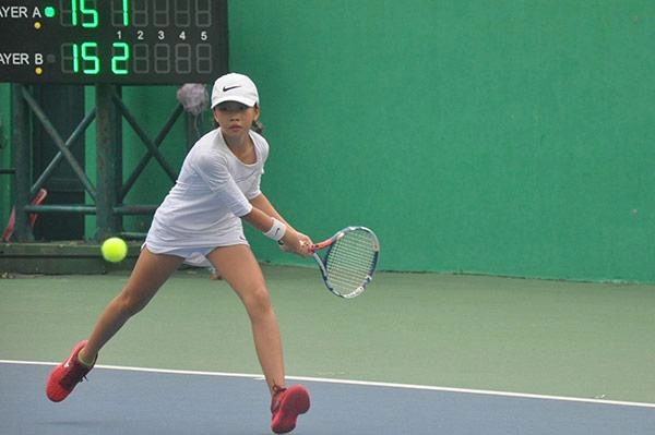 Bé gái lớp 4 cao 1m5 vô địch giải tennis trẻ tphồ chí minh khiến dân tình choáng váng