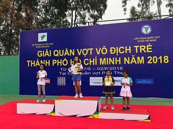 Bé gái lớp 4 cao 1m5 vô địch giải tennis trẻ tphồ chí minh khiến dân tình choáng váng