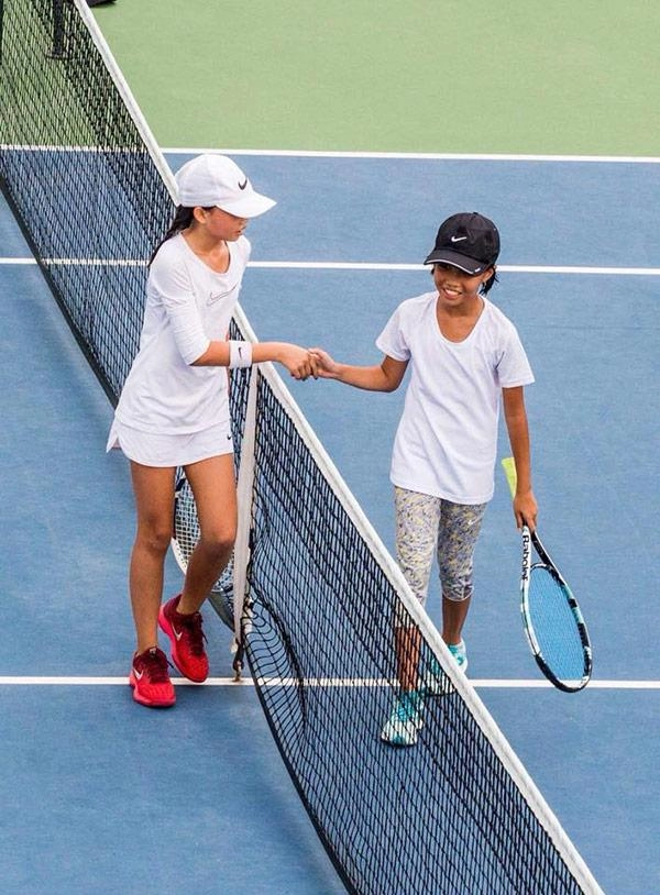 Bé gái lớp 4 cao 1m5 vô địch giải tennis trẻ tphồ chí minh khiến dân tình choáng váng