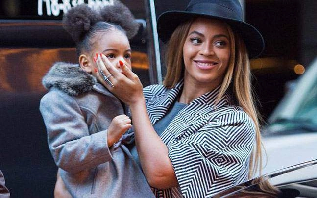 Beyonce - bà mẹ diện váy lộng lẫy trên thảm đỏ cầm sữa cho con vẫn như một nữ hoàng