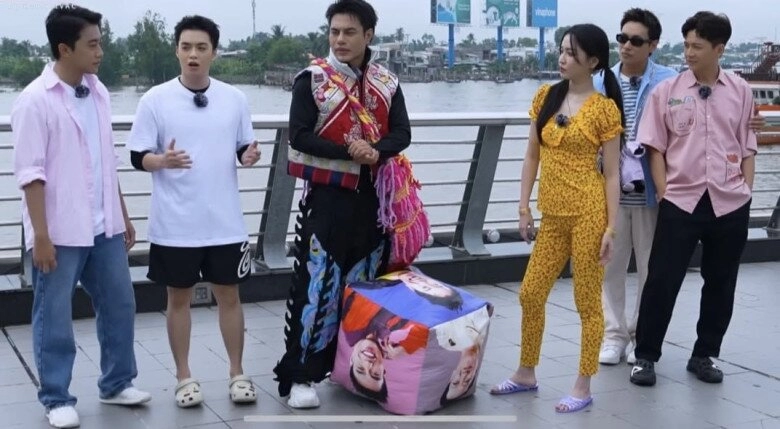 Bích phương mang phong cách gái miền tây lên show cđm chú ý nhất là đôi dép giá 30000 nghìn