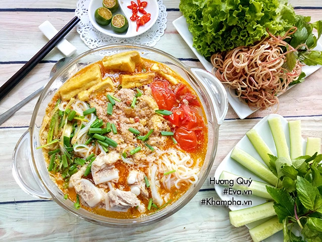 Bún riêu cua sườn sụn nóng hổi vừa ăn vừa thổi