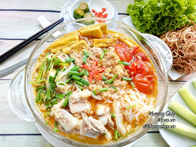 Bún riêu cua sườn sụn nóng hổi vừa ăn vừa thổi