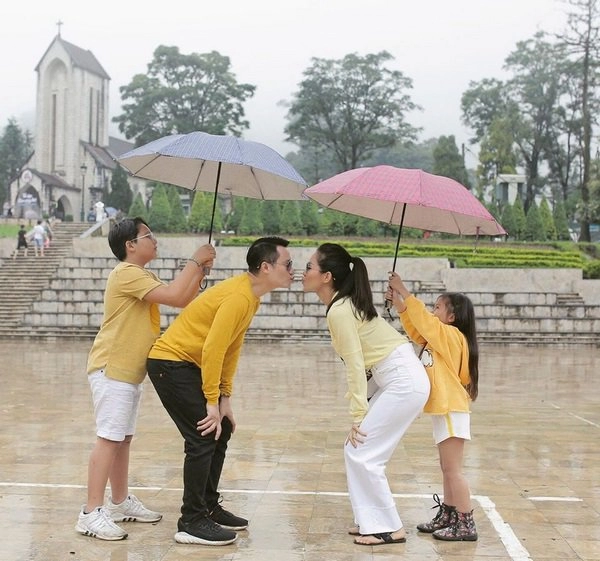 Gia đình hoàng bách tung trọn bộ ảnh áo dài cậu út hơn 4 tháng tuổi cũng được lên đồ