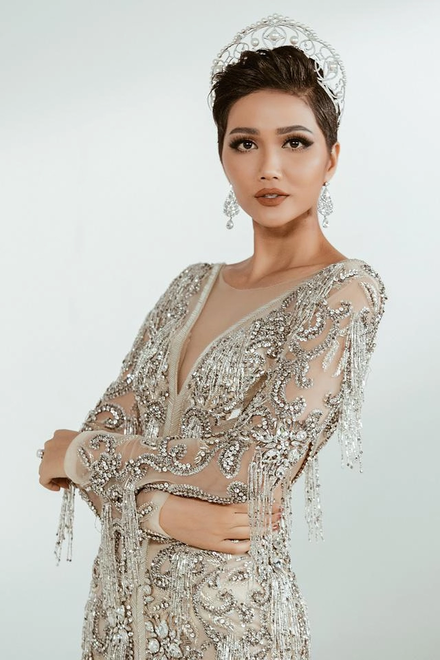 Hhen niê hỏi ý người hâm mộ về tóc tai trước thềm miss universe và đây là cái kết