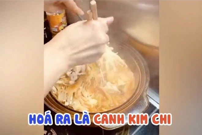 Hiếm hoi mới thấy thu minh vào bếp cô cho một thứ vào canh kim chi để ngon thần sầu