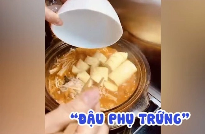 Hiếm hoi mới thấy thu minh vào bếp cô cho một thứ vào canh kim chi để ngon thần sầu