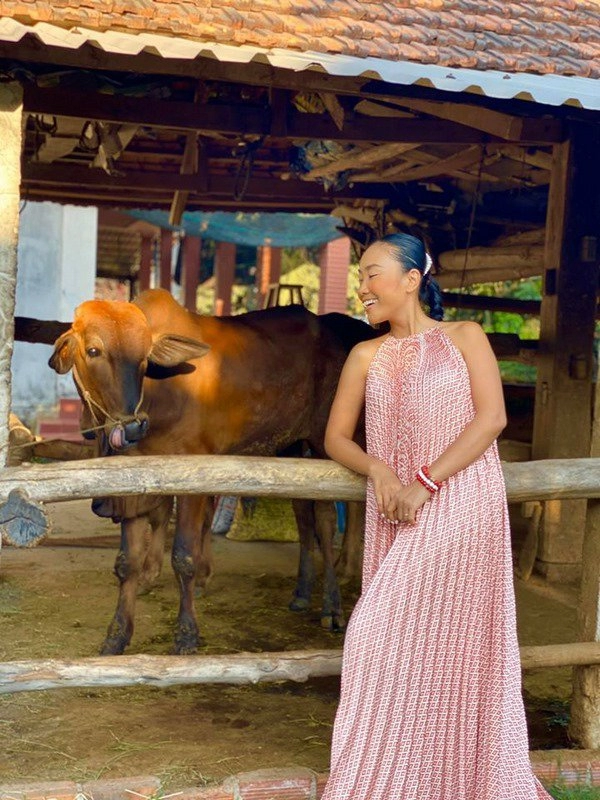 Học đoan trang diện váy lụa màu sắc chị em sẽ luôn ngọt ngào và bay bổng