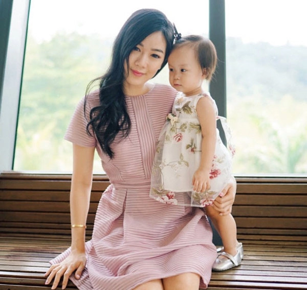 Hot mom nổi khắp châu á vì khéo chăm con giỏi kiếm tiền còn được chồng yêu chiều hết mực