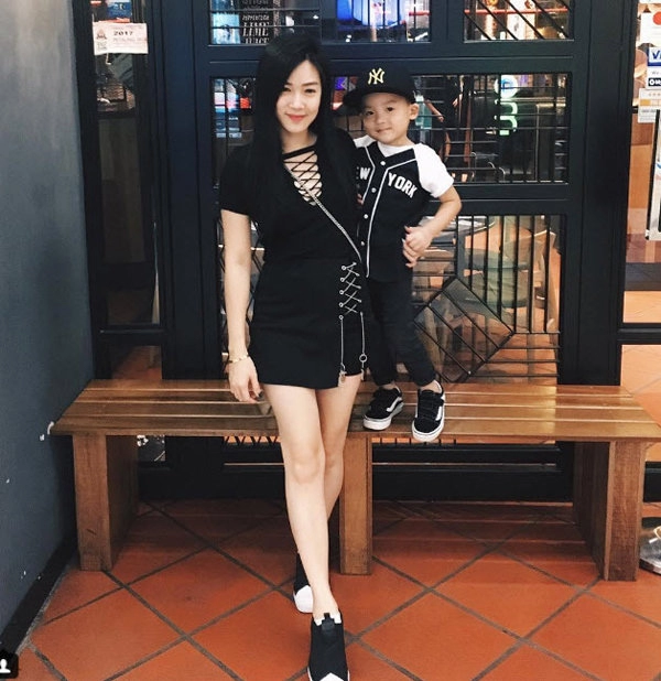 Hot mom nổi khắp châu á vì khéo chăm con giỏi kiếm tiền còn được chồng yêu chiều hết mực