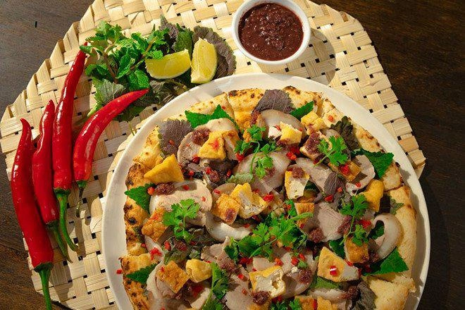 Kỳ lạ với món pizza bún đậu mắm tôm