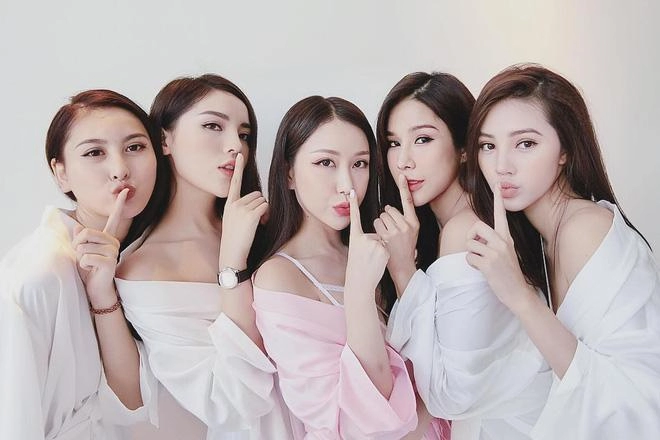 Mạng xã hội hot nhất có 3 hội mỹ nữ này chơi với nhau nhiều quá nên giống nhau