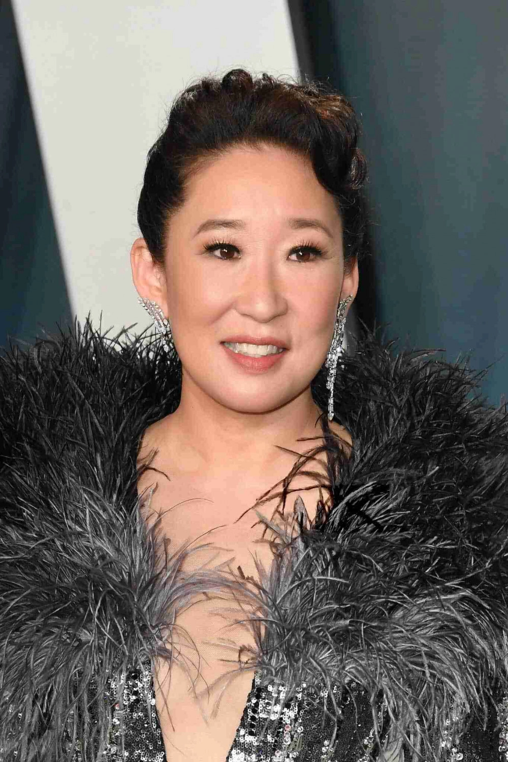 Minh tinh hollywood sandra oh xuất hiện với váy của ntk công trí trên thảm đỏ