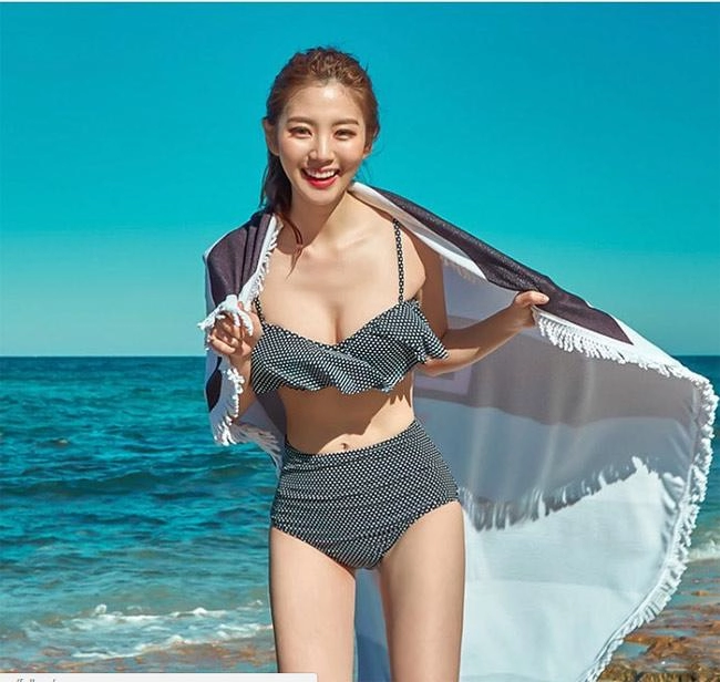 Mùa hè hàn quốc cứ vài mét là gặp 1 cô gái bình thường mặc bikini đẹp ngang hoa hậu