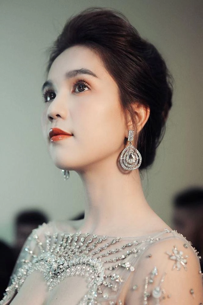 Ngọc trinh khẳng định đẳng cấp ngọc nữ hàng đầu showbiz sau khi bị chê mặt tròn bắp tay to