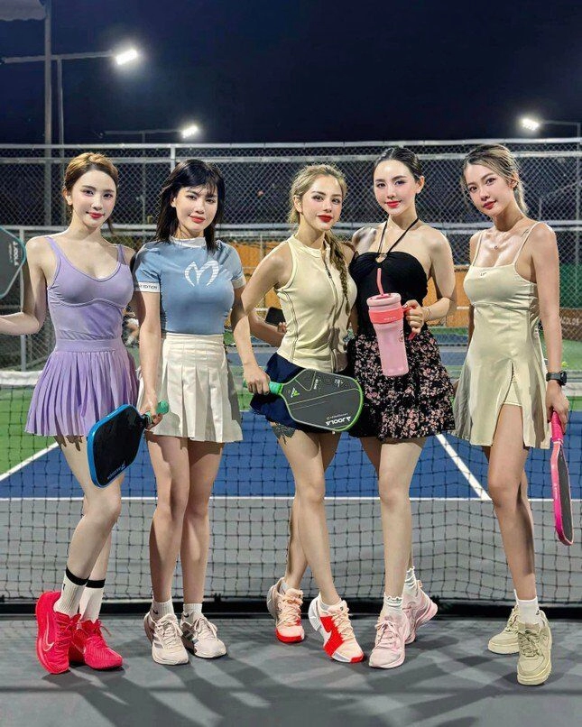 Người đẹp bị chỉ trích vì mặc đồ hở bạo chơi pickleball 7-8 tiếng một ngày là hot girl đời đầu có gu ăn diện sang chảnh