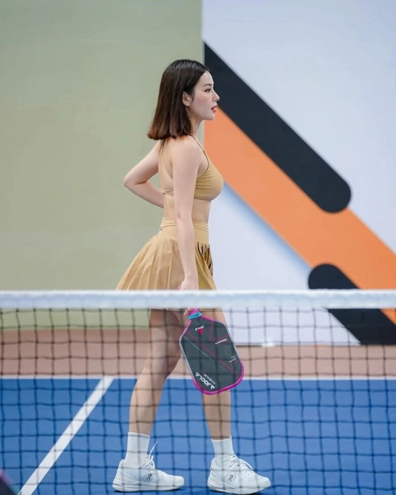 Người đẹp bị chỉ trích vì mặc đồ hở bạo chơi pickleball 7-8 tiếng một ngày là hot girl đời đầu có gu ăn diện sang chảnh