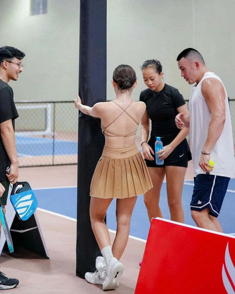 Người đẹp bị chỉ trích vì mặc đồ hở bạo chơi pickleball 7-8 tiếng một ngày là hot girl đời đầu có gu ăn diện sang chảnh