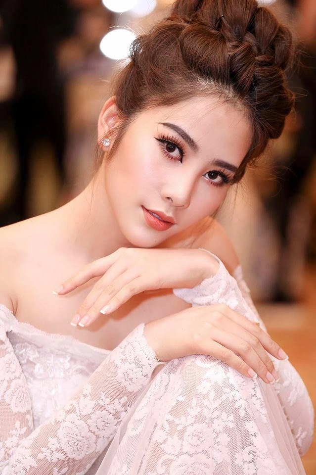 Nhìn nam em trên thảm đỏ hhvn 2018 fan tự hỏi chuyện gì đang xảy ra vậy