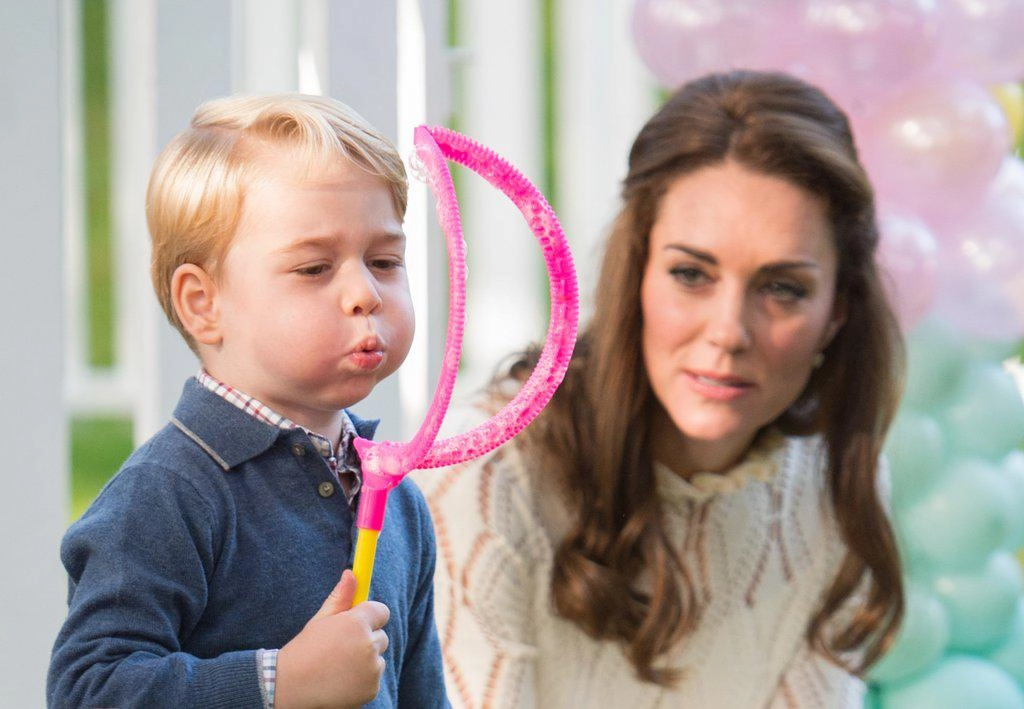 Những bức ảnh chứng minh là công nương nhưng với con kate middleton cũng là người mẹ bình dị