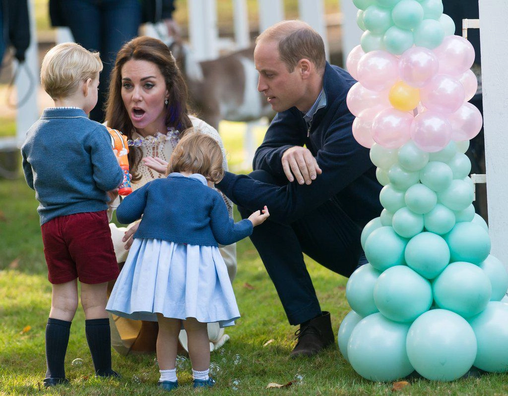 Những bức ảnh chứng minh là công nương nhưng với con kate middleton cũng là người mẹ bình dị