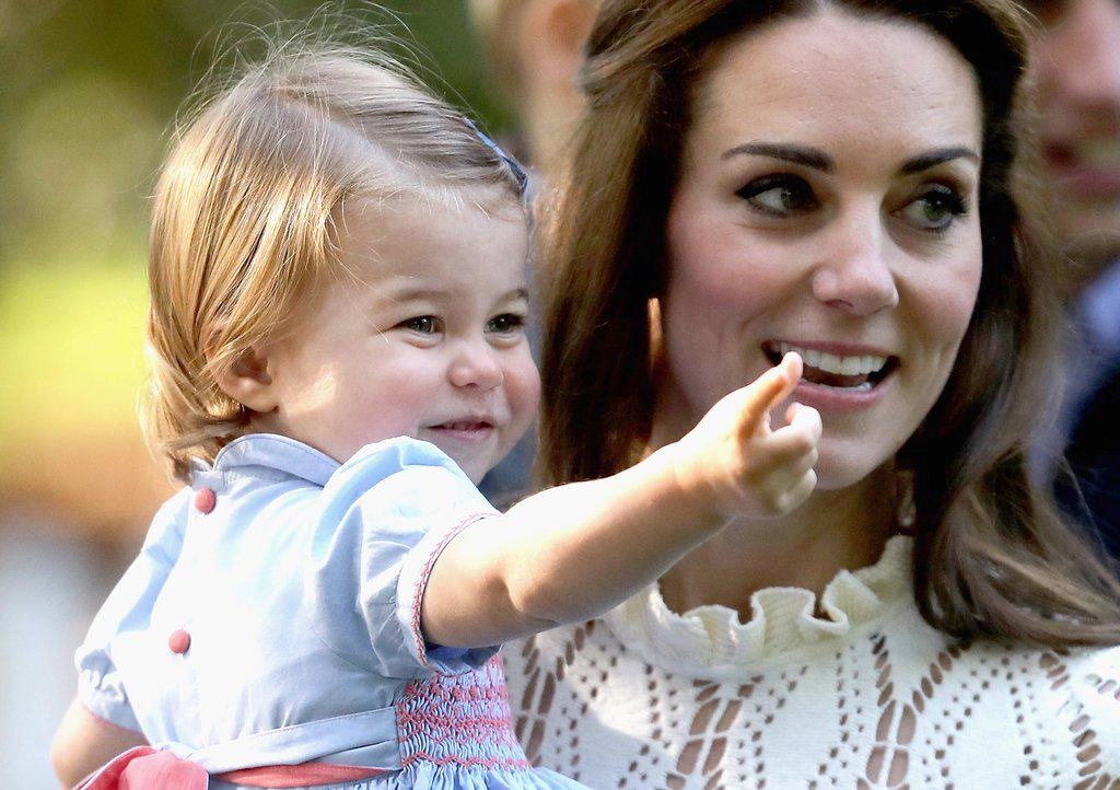 Những bức ảnh chứng minh là công nương nhưng với con kate middleton cũng là người mẹ bình dị