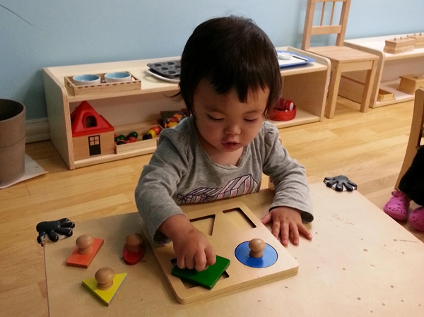 Phương pháp montessori dạy trẻ 2-6 tuổi biết làm mọi việc từ rất sớm