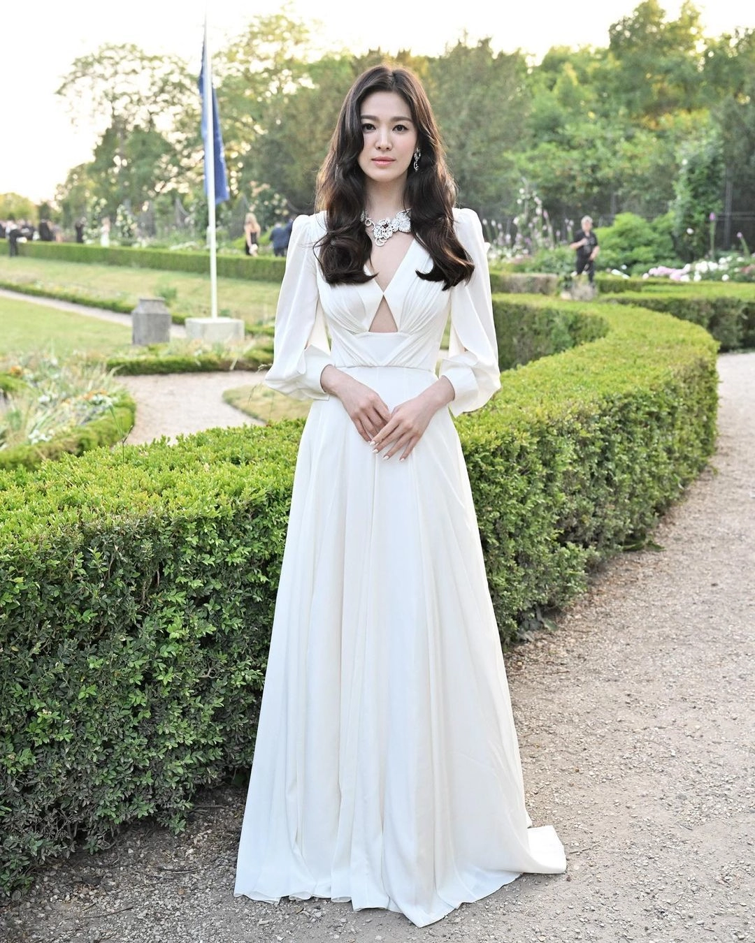 Song hye kyo tỏa sáng với đầm đơn sắc