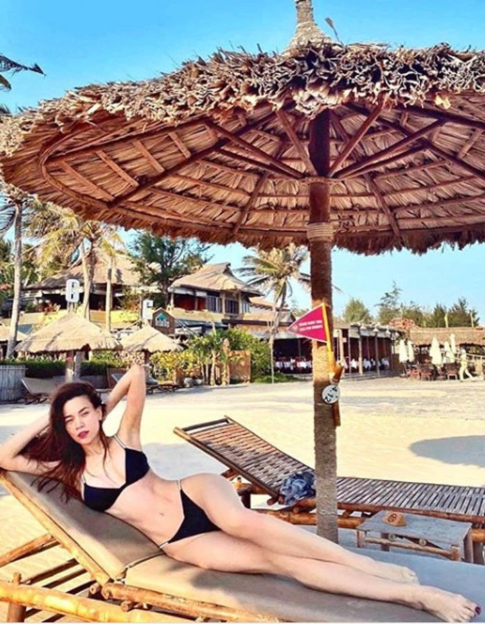 Trời chưa chuyển nắng mỹ nhân việt đã diện đồ nóng hừng hực bikini siêu nhỏ phủ sóng