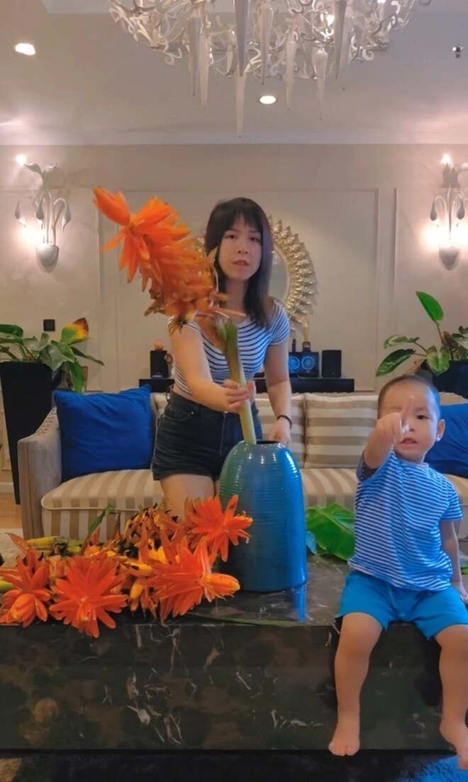 Vợ mạnh trường khoe clip cắm loài hoa đẹp lạ để lộ cơ ngơi lung linh sang trọng