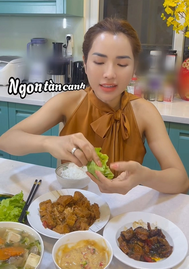 Vợ xinh của ưng hoàng phúc khoe bữa ăn chay khiến chồng gắp tới tấp tiết lộ thói quen đặc biệt của nam ca sĩ