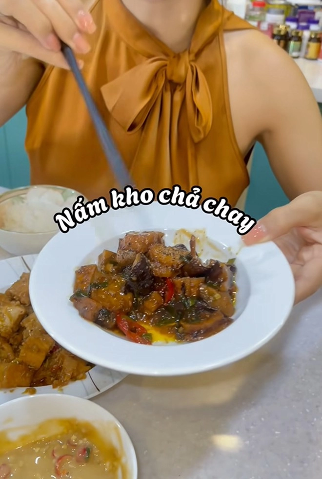 Vợ xinh của ưng hoàng phúc khoe bữa ăn chay khiến chồng gắp tới tấp tiết lộ thói quen đặc biệt của nam ca sĩ