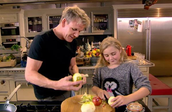 Vua đầu bếp gordon ramsay đặt vé hạng nhất cho mình mua vé giá rẻ cho con