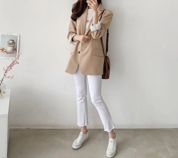 Áo len không được áo cộc không xong nhất định diện áo blazer theo 2 combo này ngày trở gió