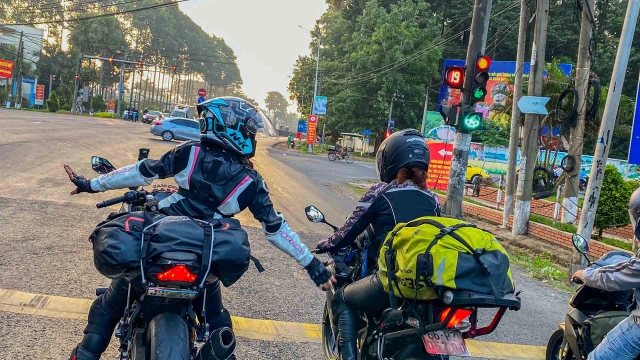 Con gái cùng mẹ xì teen u60 chạy sportbike đi phượt đà lạt