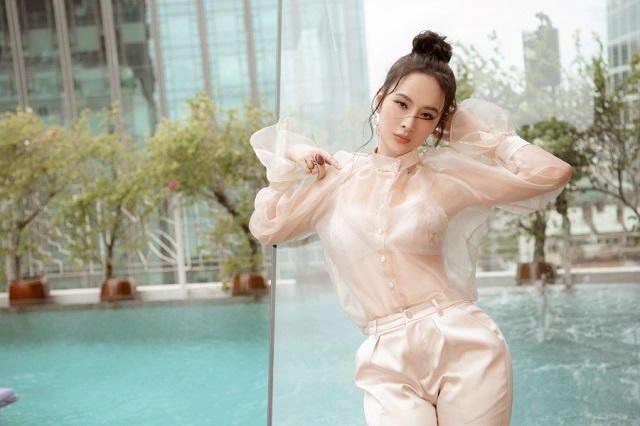 Cùng diện áo trong suốt sexy tưởng angela phương trinh đẹp nhất ai ngờ nhìn hương giang mà rụng tim