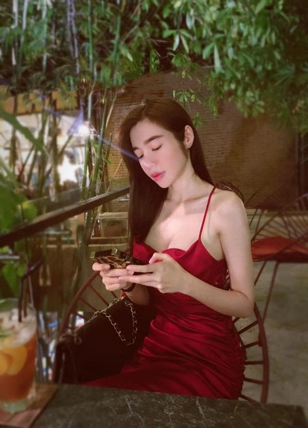 Cùng diện váy đỏ dịp valentine elly trần khoe vòng 1 sexy đến nghẹt thở quay sang lan khuê thì