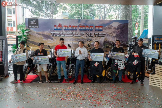 Honda bigbike hoàng việt bàn giao những chiếc transalp 750 đầu tiên đến tay khách hàng