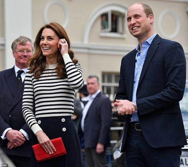 Khi meghan sinh con đầu lòng kate vẫn bình thản lên đồ chục triệu cùng chồng đi sự kiện