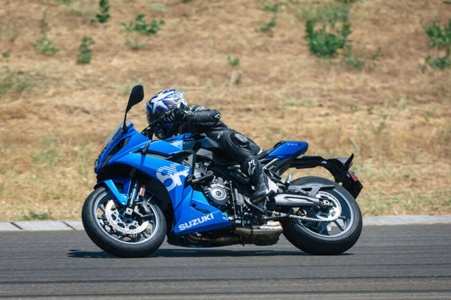 Suzuki gsx-8r 2024 hoàn toàn mới lộ diện thách đấu yamaha r7