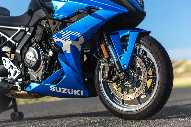 Suzuki gsx-8r 2024 hoàn toàn mới lộ diện thách đấu yamaha r7