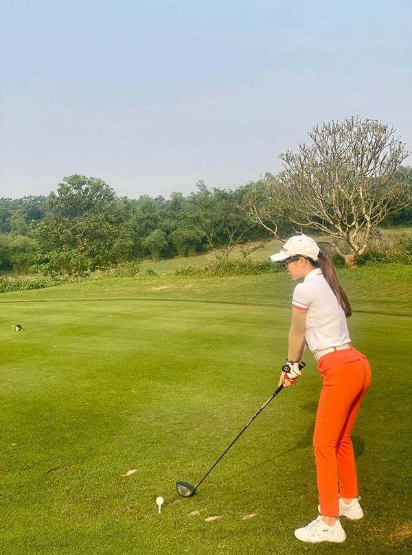 Chỉ diện đồ thể thao ra sân golf quỳnh nga cũng khoe được vòng 3 nảy nở