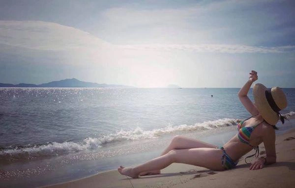 Huệ về nhà đi con khoe lại hình diện bikini gợi cảm cất tạm vẻ ngoan hiền thường thấy