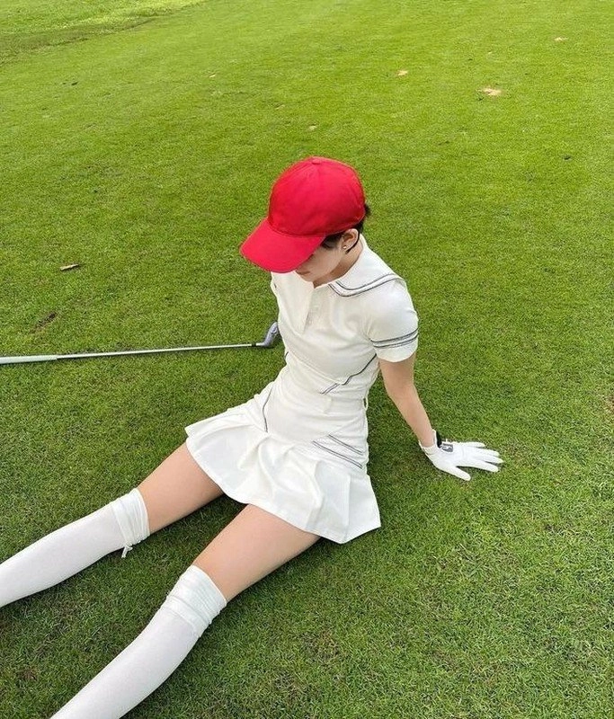 Nghỉ chơi golf hiền hồ tập tành môn mới nhưng ăn mặc không đổi vẫn khoe điểm vàng vạn người mê