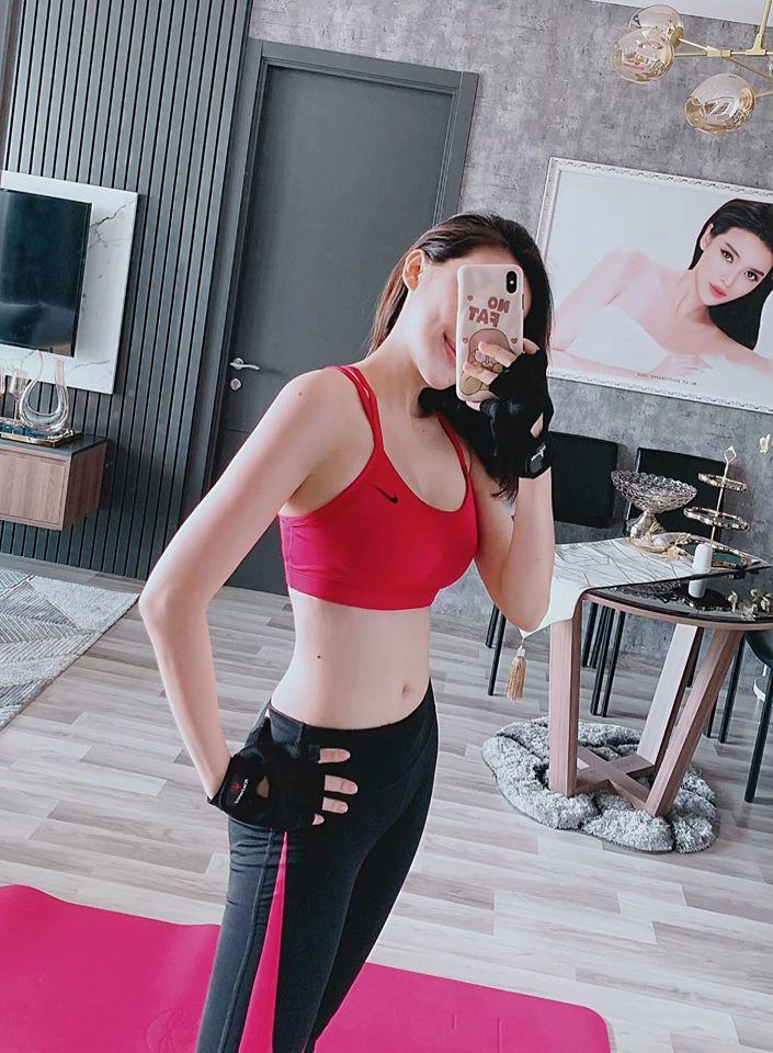 Ở nhà cũng mặc gợi cảm như cao thái hà hết quấn khăn làm áo lại mặc bikini mỏng manh