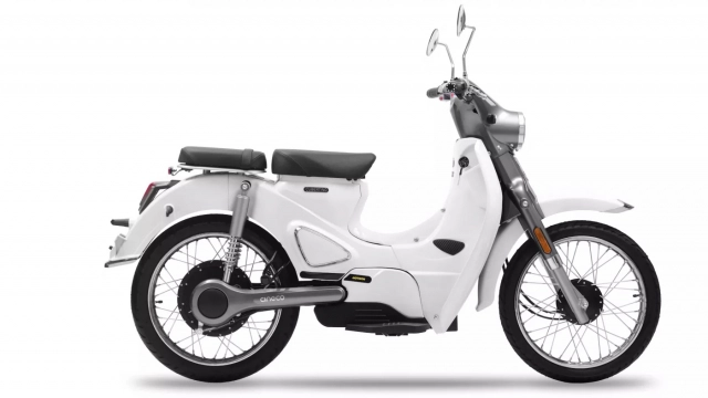 Super cub lộ diện phiên bản 2 càng không cần xăng vẫn chạy được