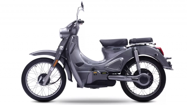 Super cub lộ diện phiên bản 2 càng không cần xăng vẫn chạy được