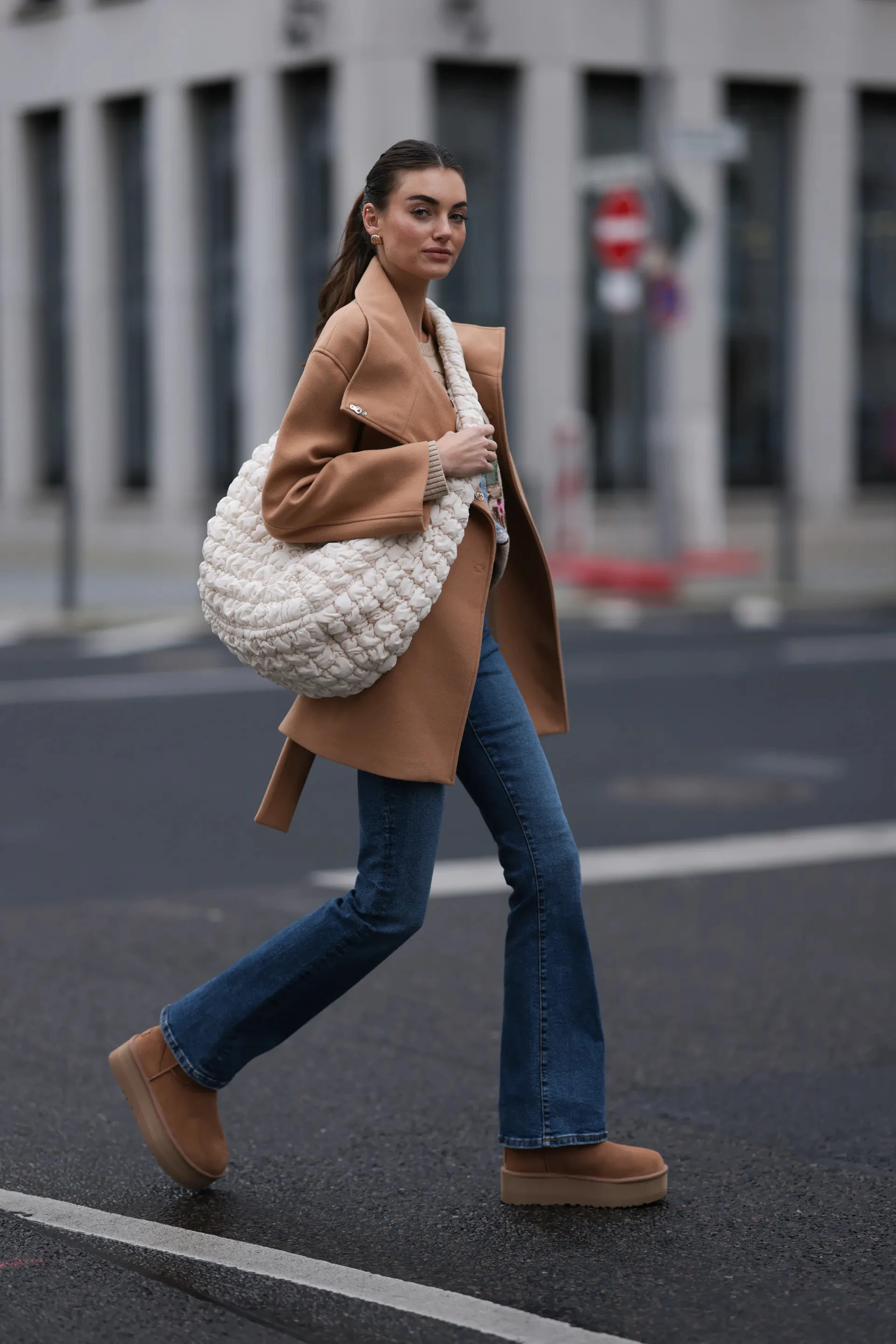 4 cách phối đồ giúp những đôi boots mùa đông khổng lồ và cồng kềnh trở nên thời thượng